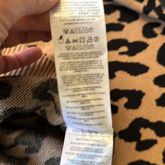 NWT Guess off the shoulder Leopard sweater Size Medium - Picture 12 of 12